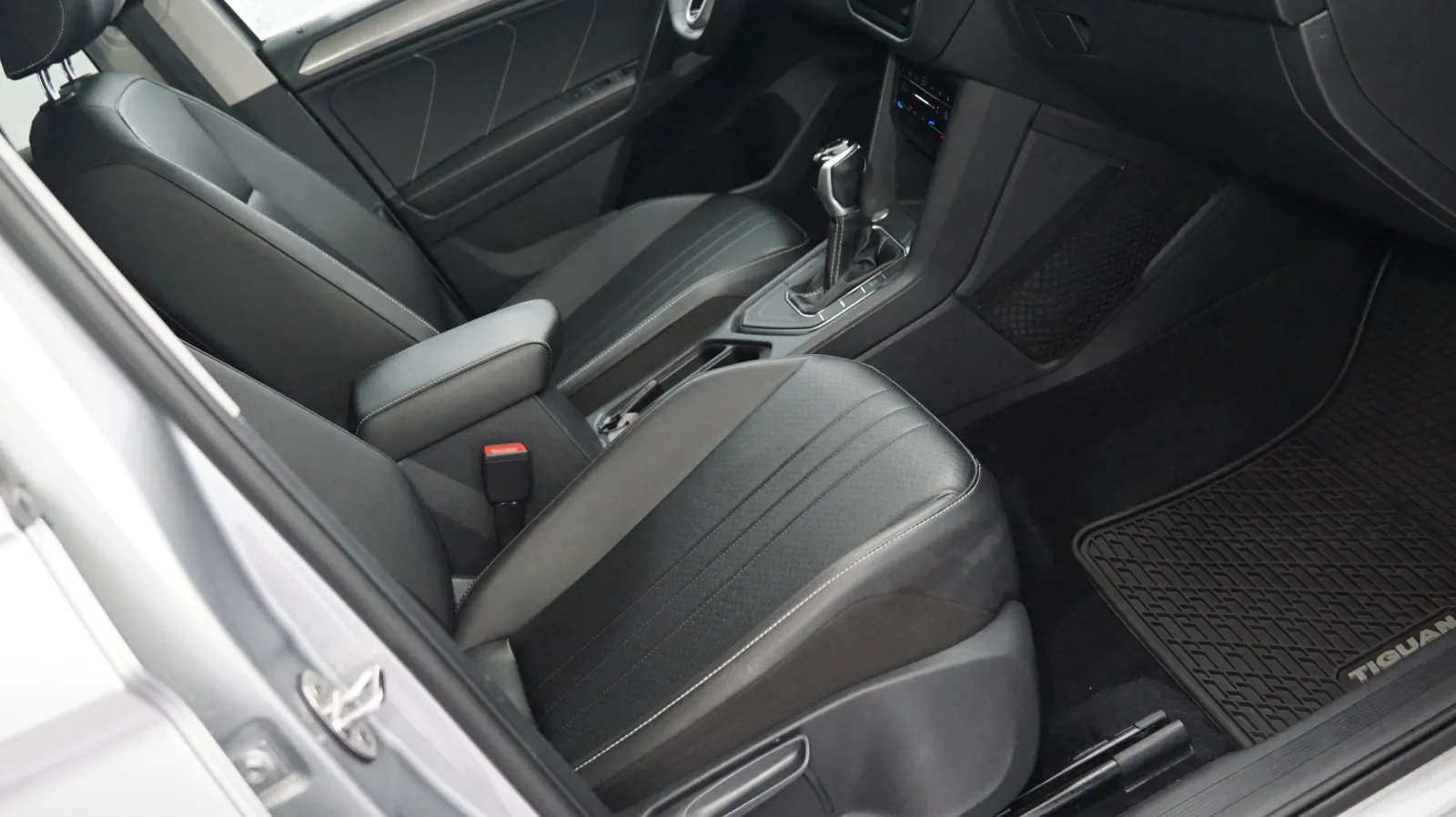 More photos of 2022 Volkswagen Tiguan SE at Auto City, CA