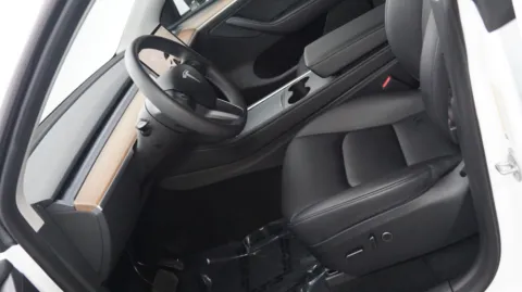 More photos of 2023 Tesla Model Y Long Range at Auto City, CA