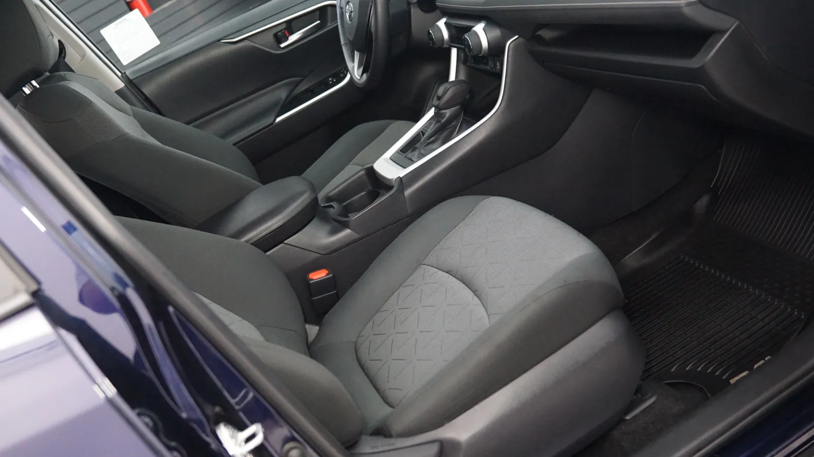 More photos of 2020 Toyota RAV4 XLE at Auto City, CA