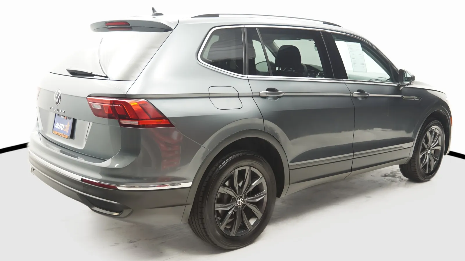 More photos of 2022 Volkswagen Tiguan SE at Auto City, CA