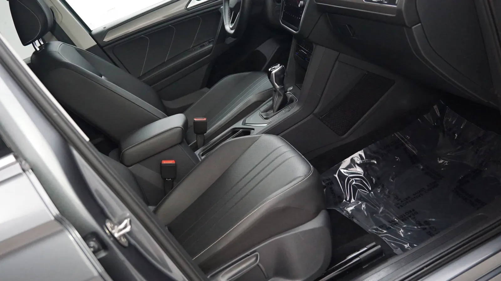 More photos of 2022 Volkswagen Tiguan SE at Auto City, CA
