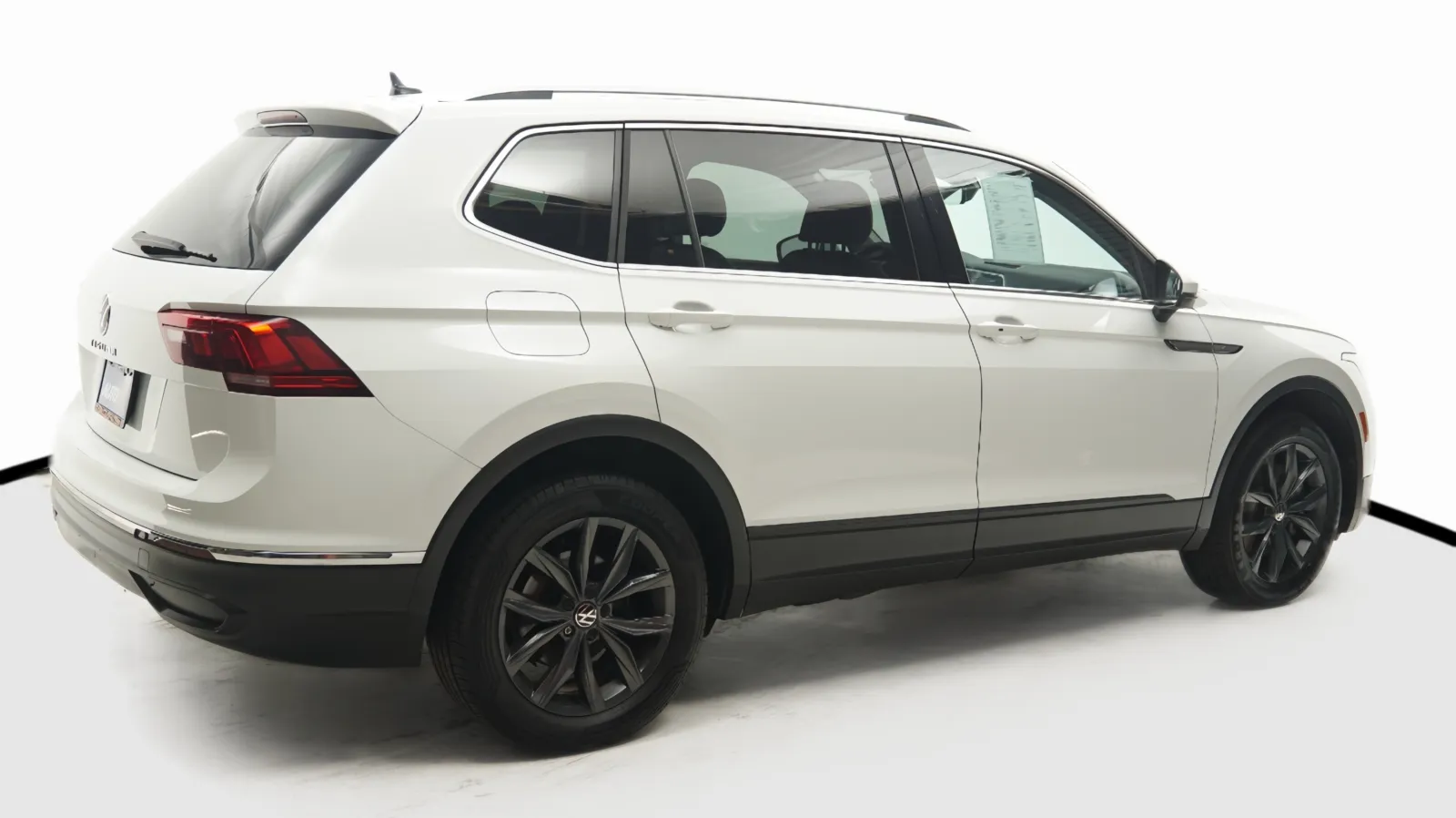More photos of 2022 Volkswagen Tiguan SE at Auto City, CA