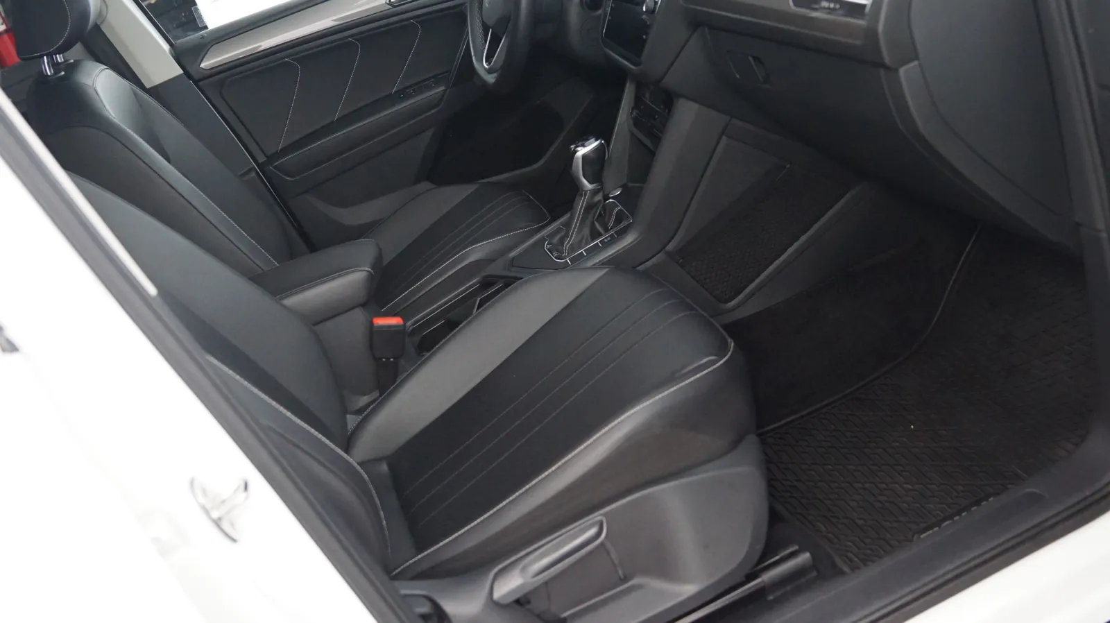 More photos of 2022 Volkswagen Tiguan SE at Auto City, CA