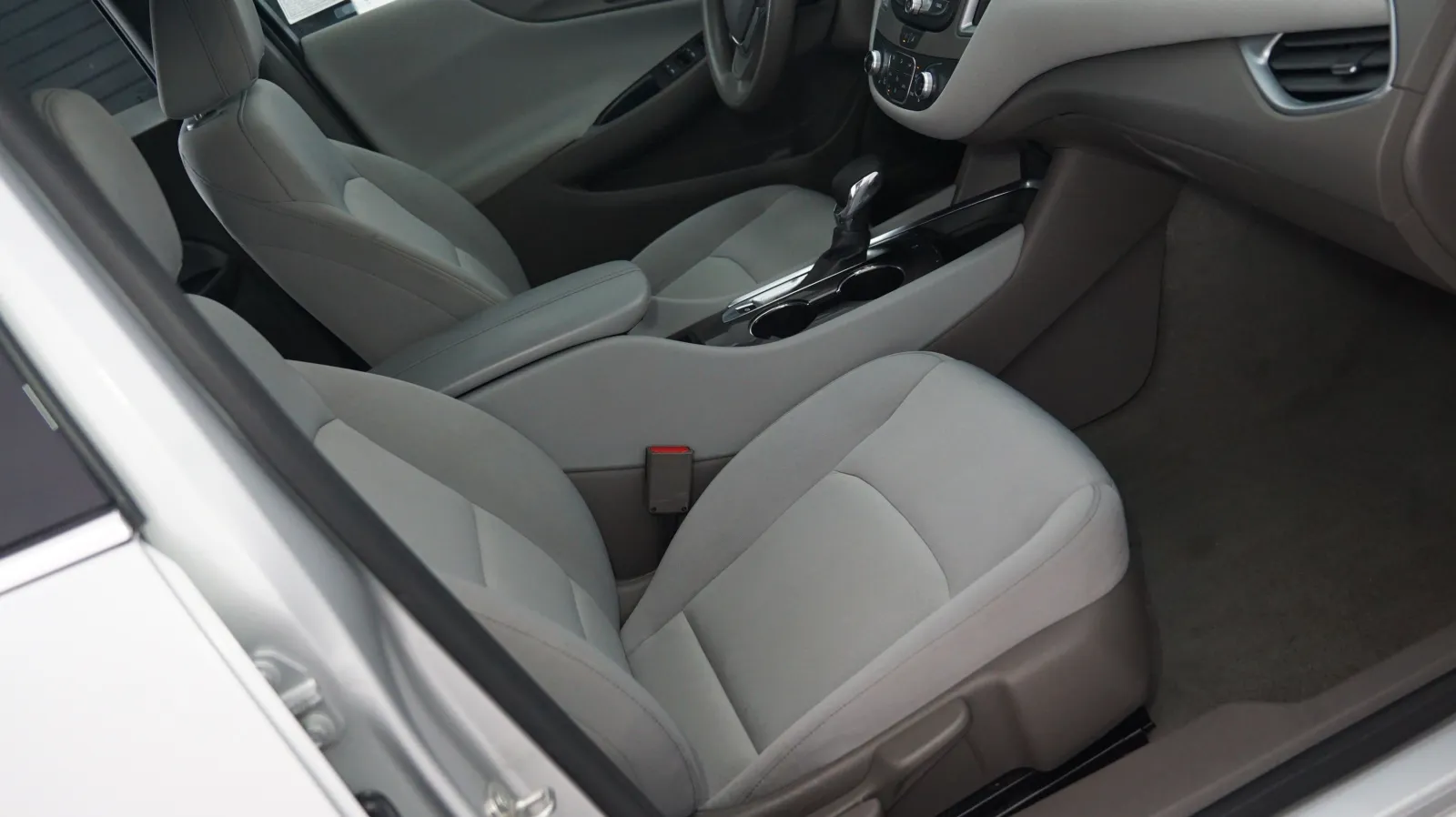 More photos of 2022 Chevrolet Malibu LT at Auto City, CA