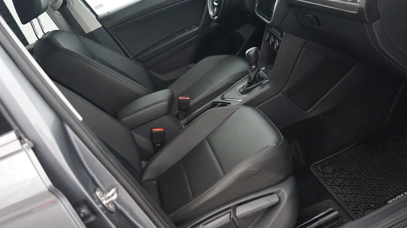 More photos of 2019 Volkswagen Tiguan SE at Auto City, CA