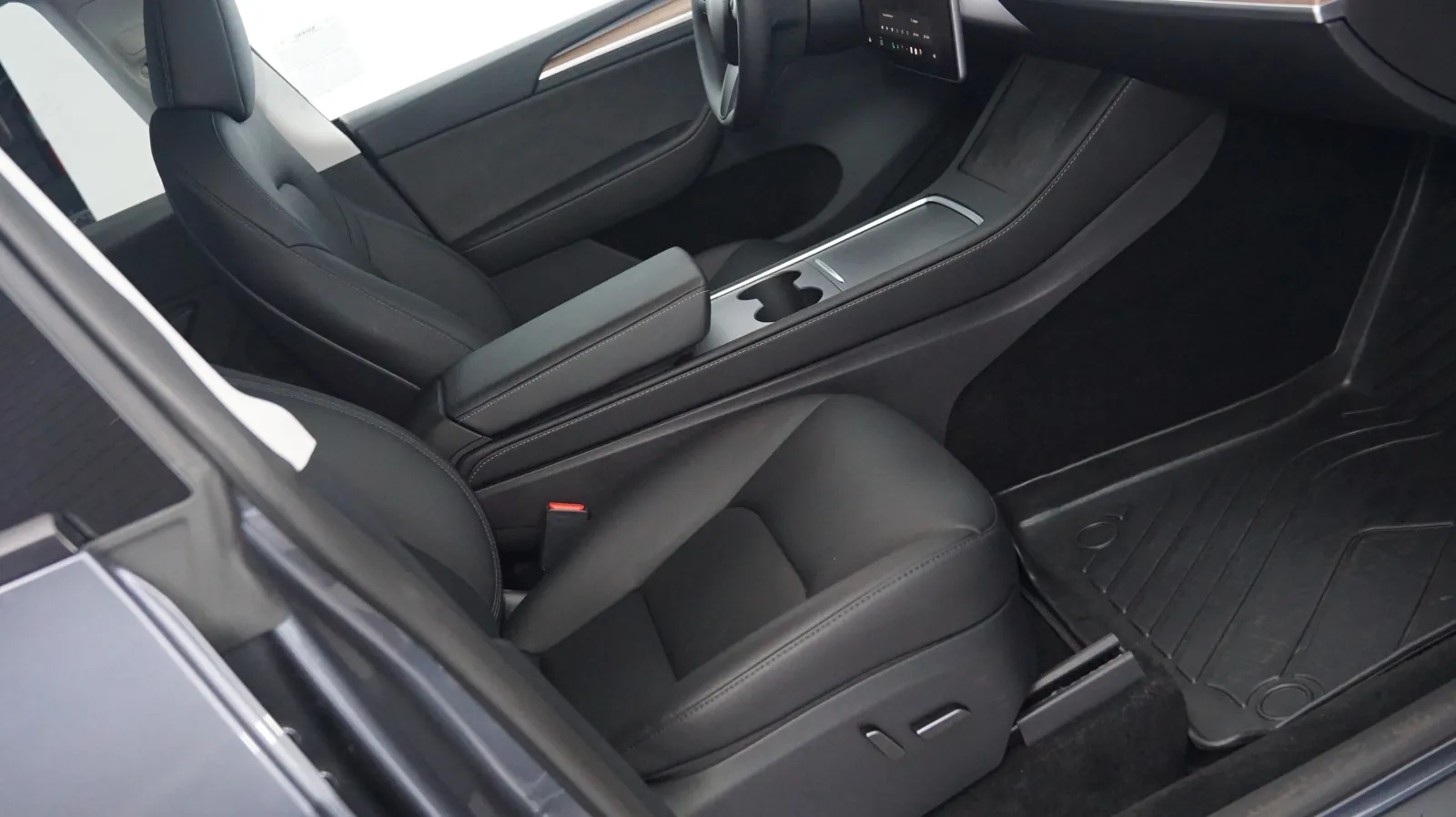 More photos of 2023 Tesla Model Y at Auto City, CA
