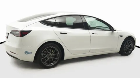 More photos of 2021 Tesla Model 3 Standard Range Plus at Auto City, CA