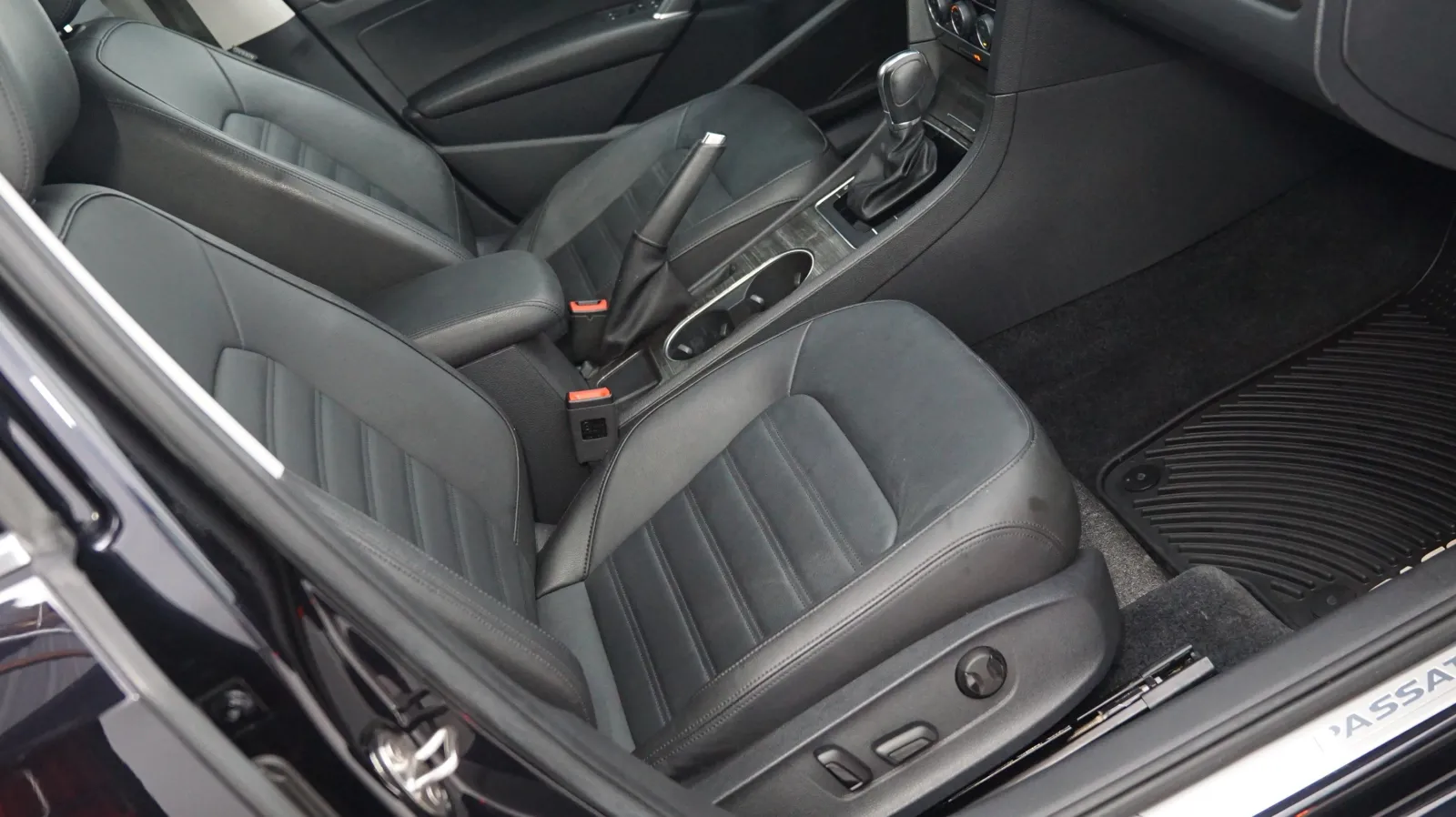 More photos of 2018 Volkswagen Passat 2.0T SEL Premium at Auto City, CA