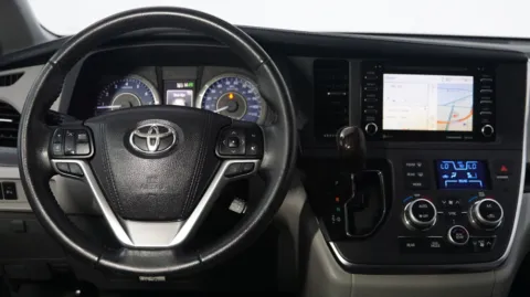 More photos of 2018 Toyota Sienna Limited at Auto City, CA