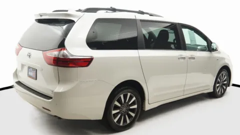 More photos of 2018 Toyota Sienna Limited at Auto City, CA