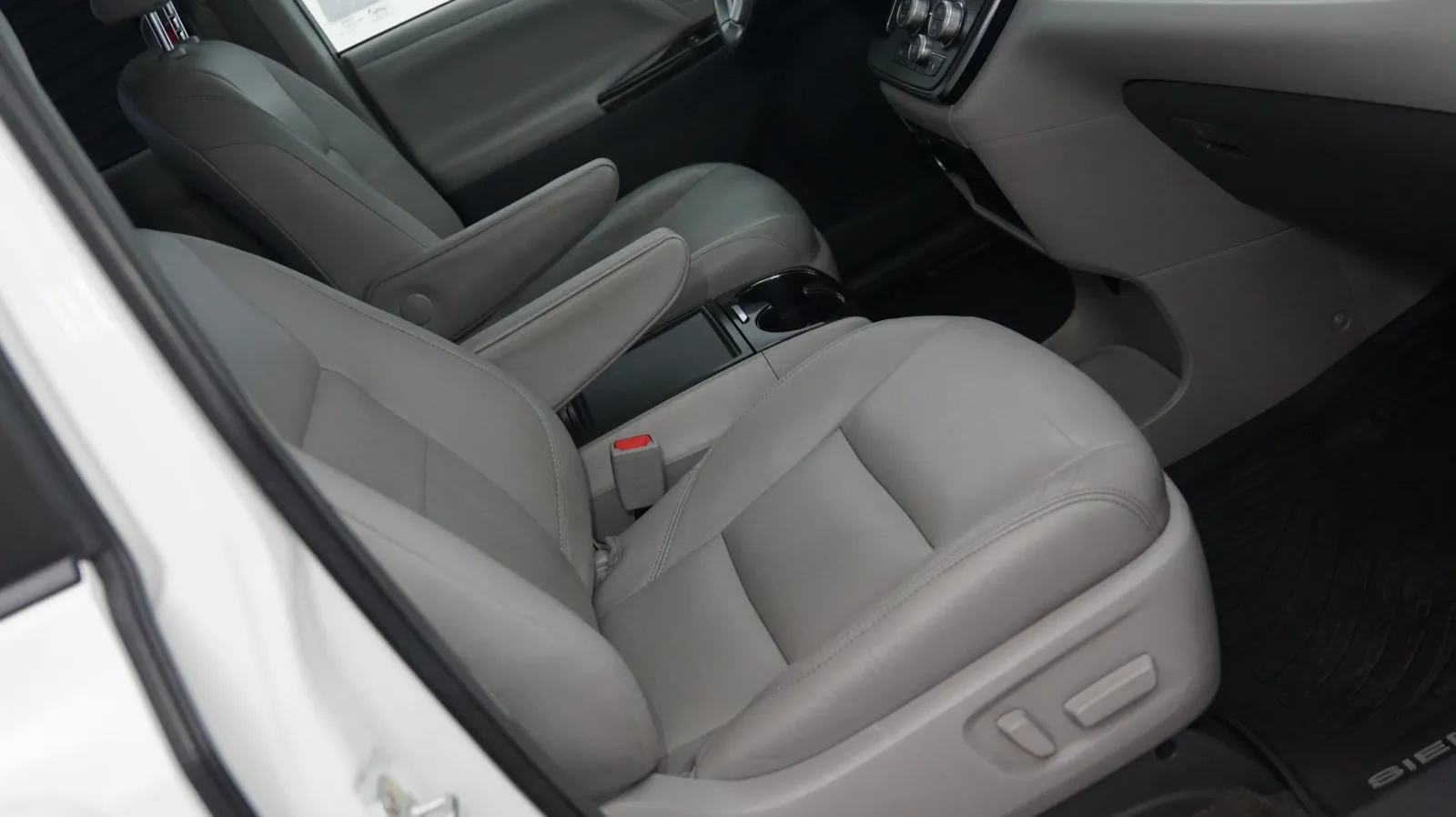 More photos of 2018 Toyota Sienna Limited at Auto City, CA