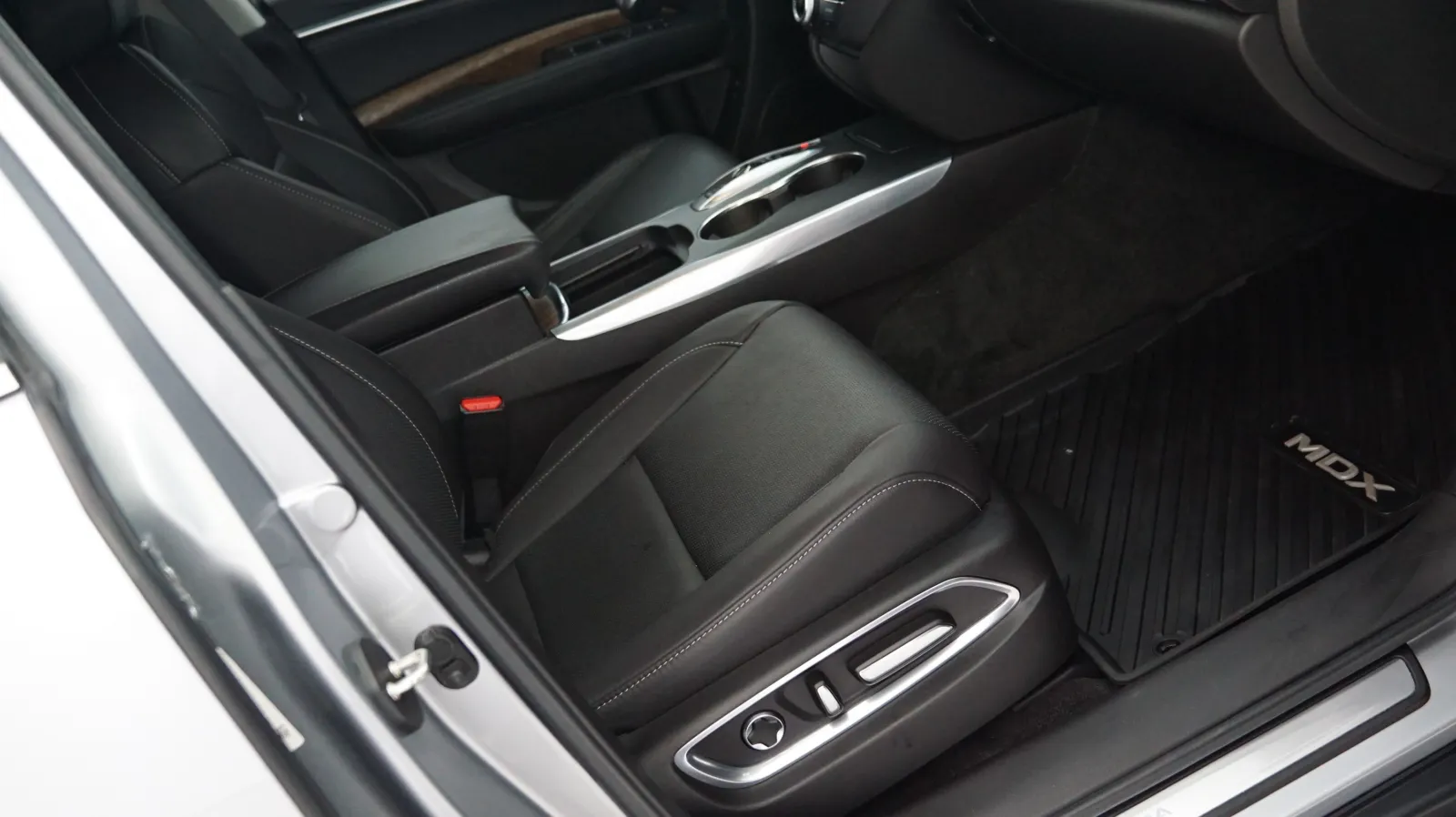 More photos of 2019 Acura MDX w/Technology Pkg at Auto City, CA