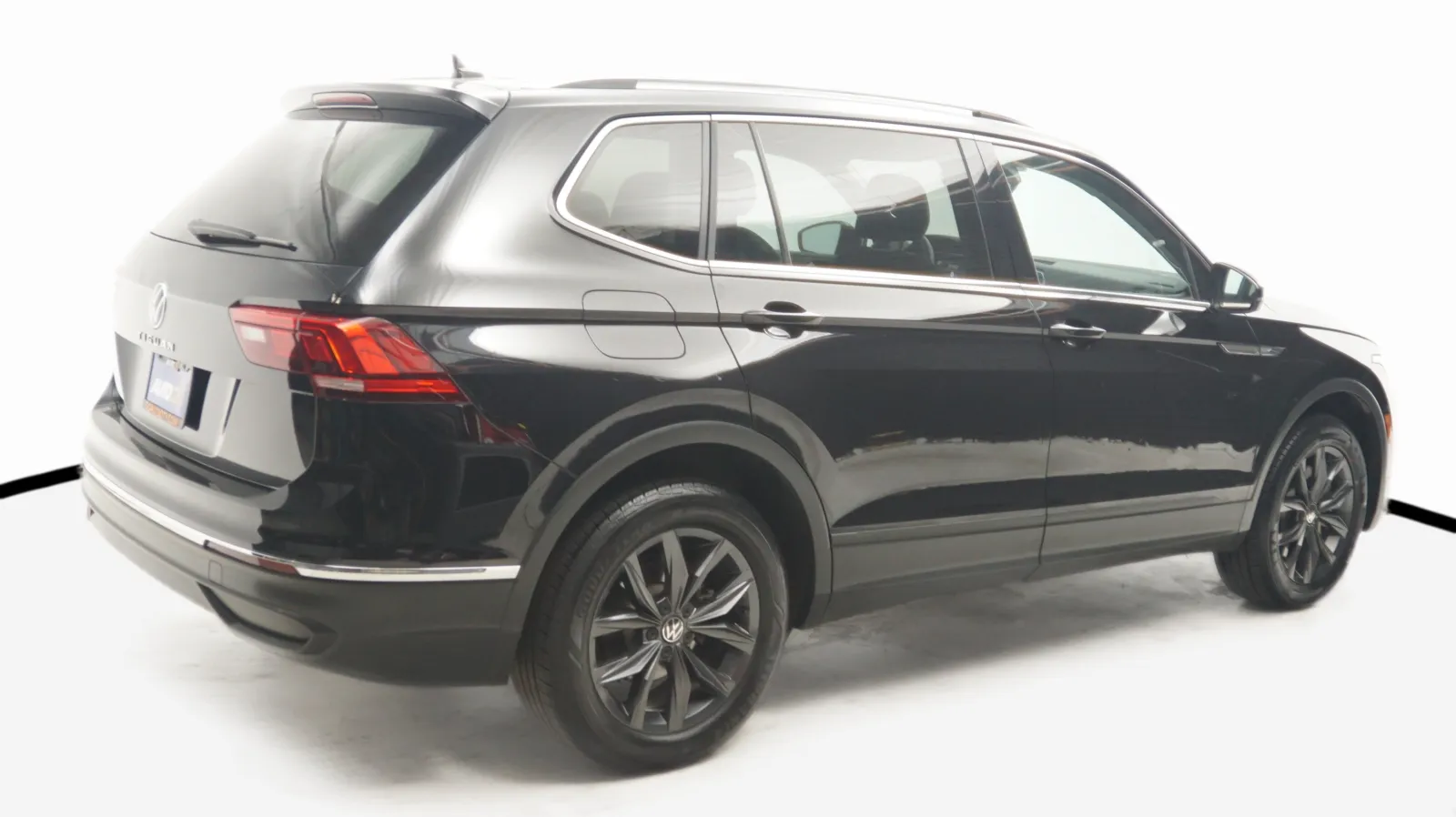 More photos of 2023 Volkswagen Tiguan SE at Auto City, CA