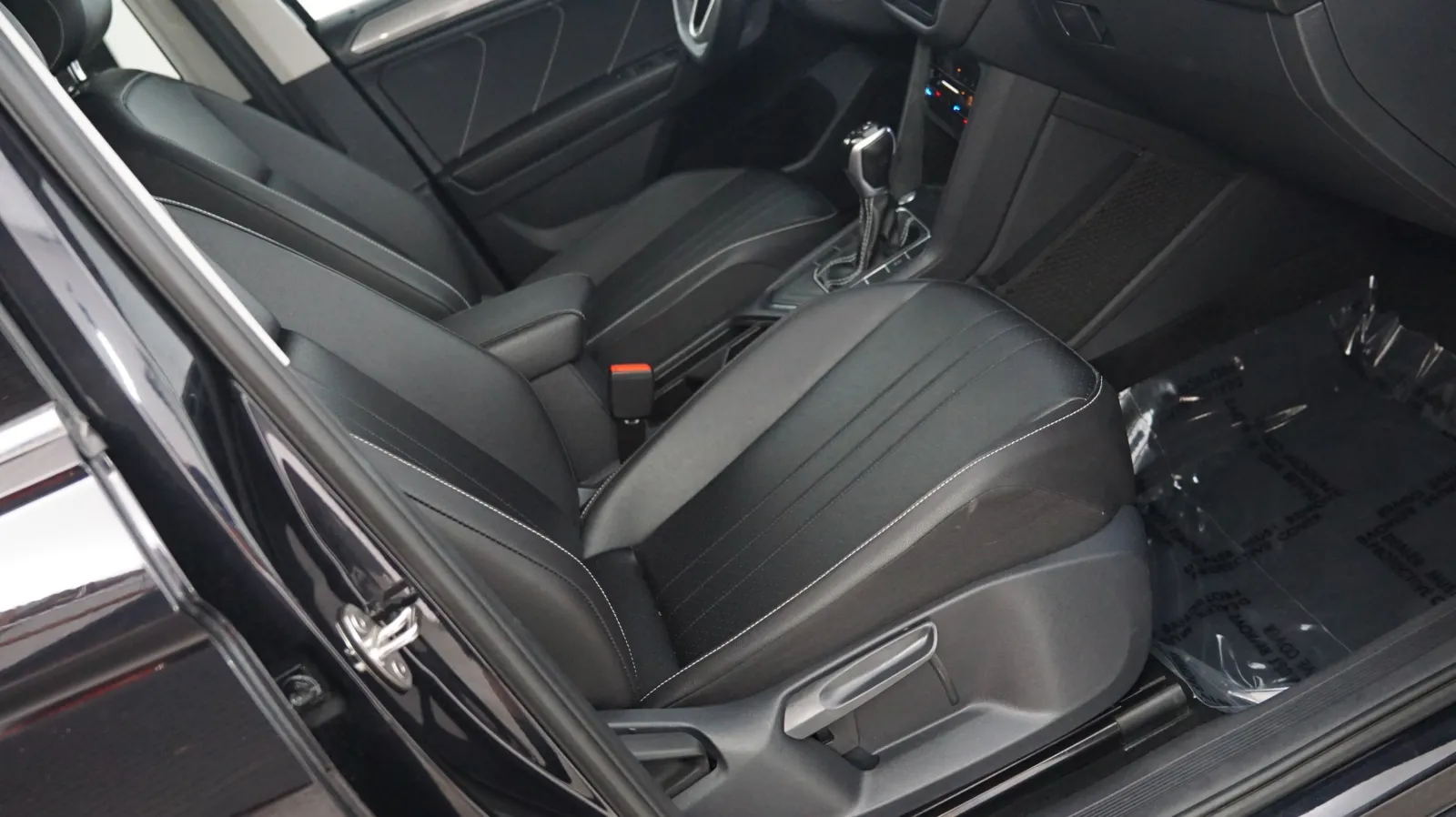 More photos of 2023 Volkswagen Tiguan SE at Auto City, CA