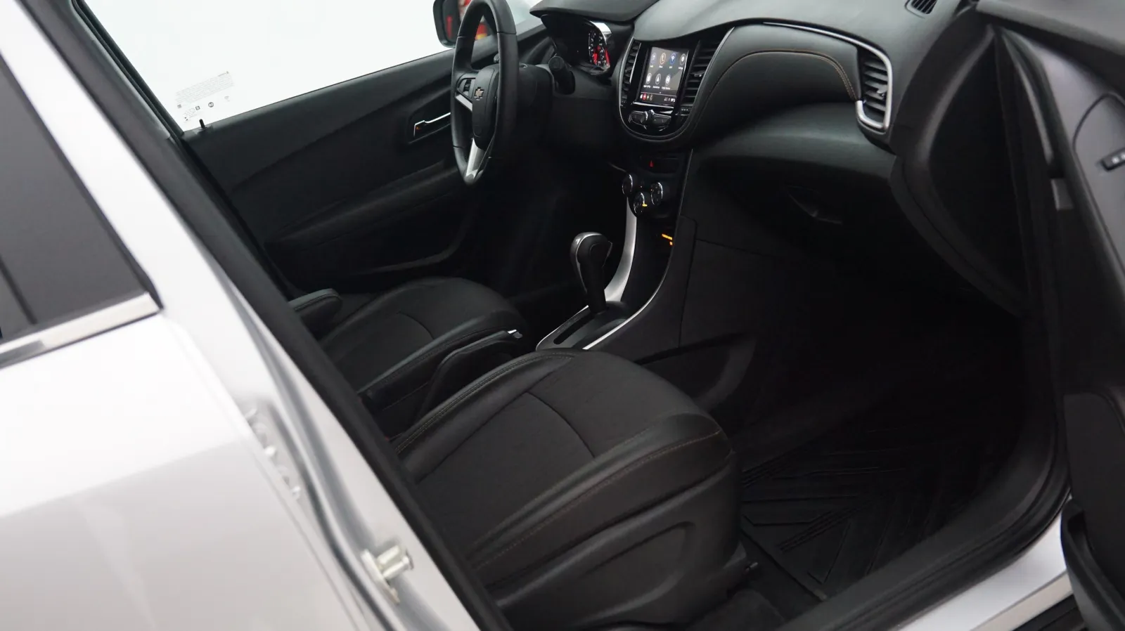 More photos of 2020 Chevrolet Trax LT at Auto City, CA