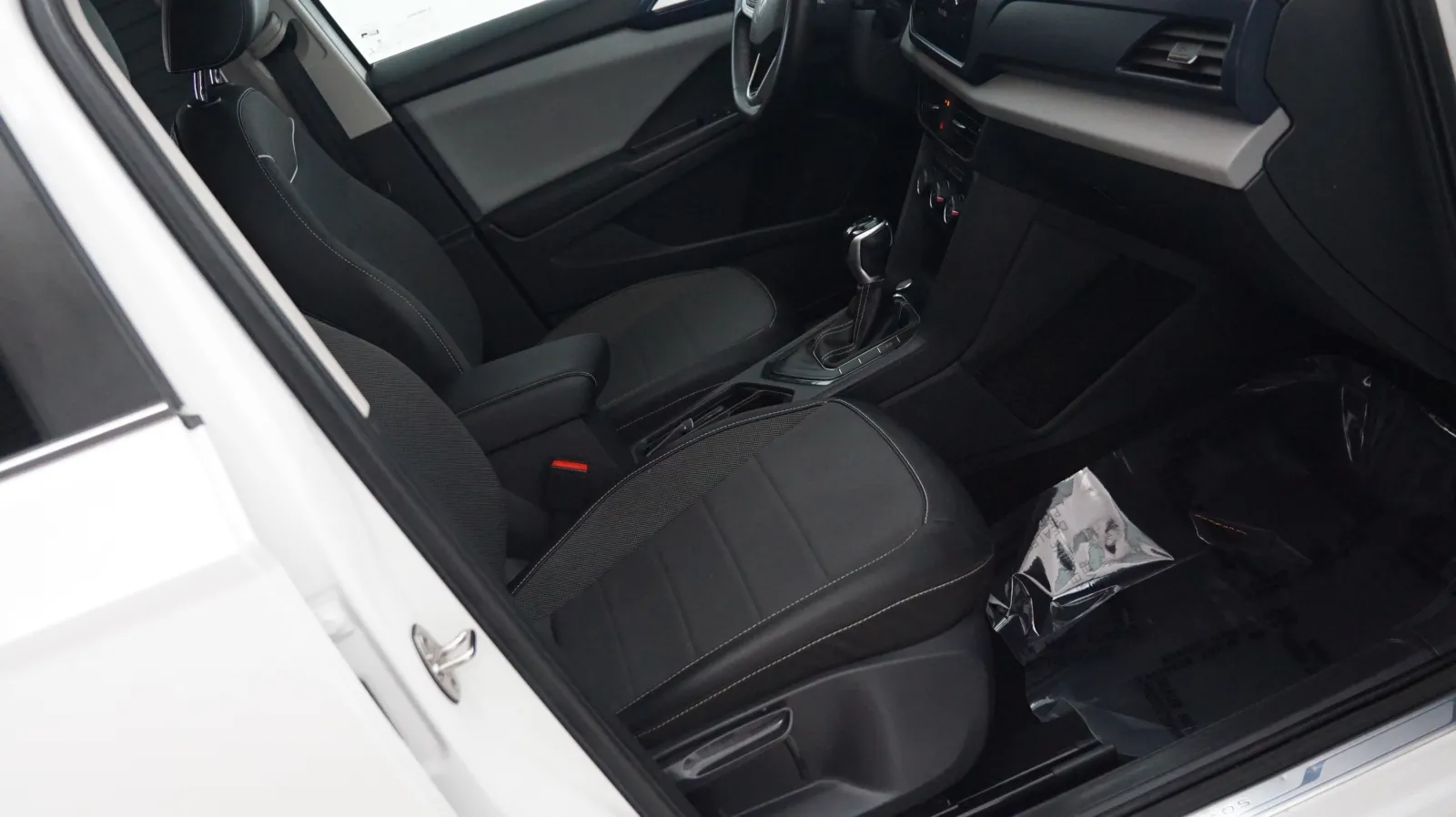 More photos of 2023 Volkswagen Taos SE at Auto City, CA