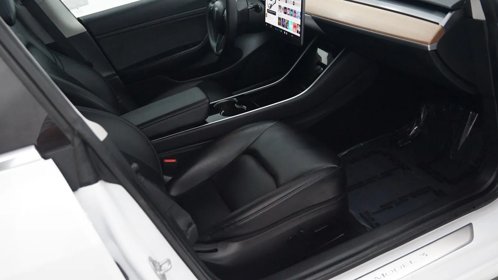More photos of 2020 Tesla Model 3 Standard Range Plus at Auto City, CA