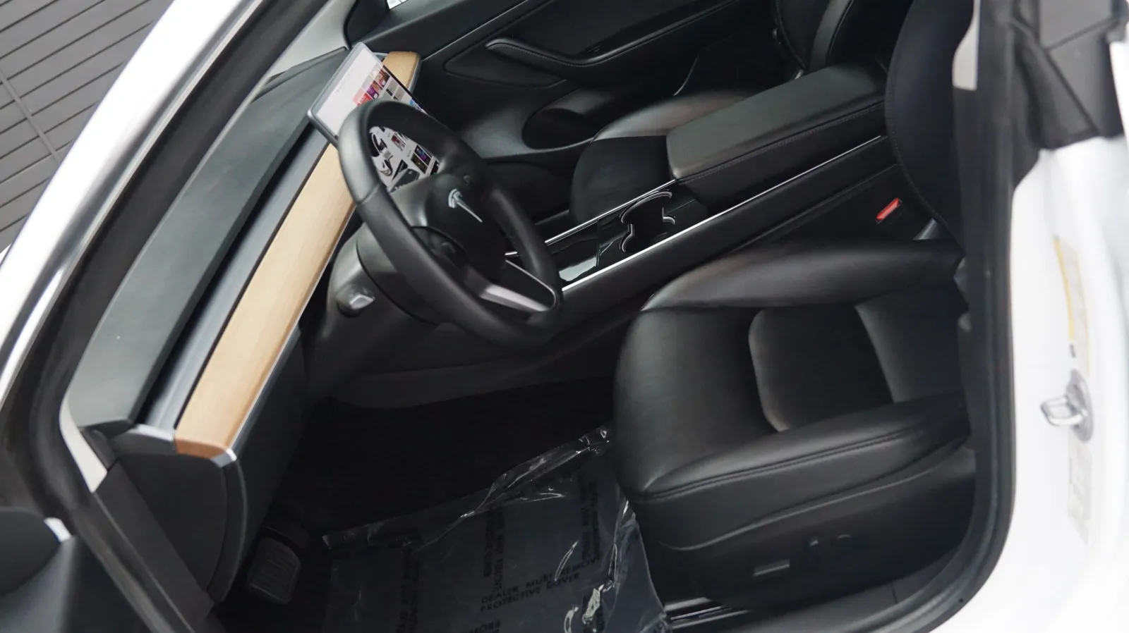 More photos of 2020 Tesla Model 3 Standard Range Plus at Auto City, CA