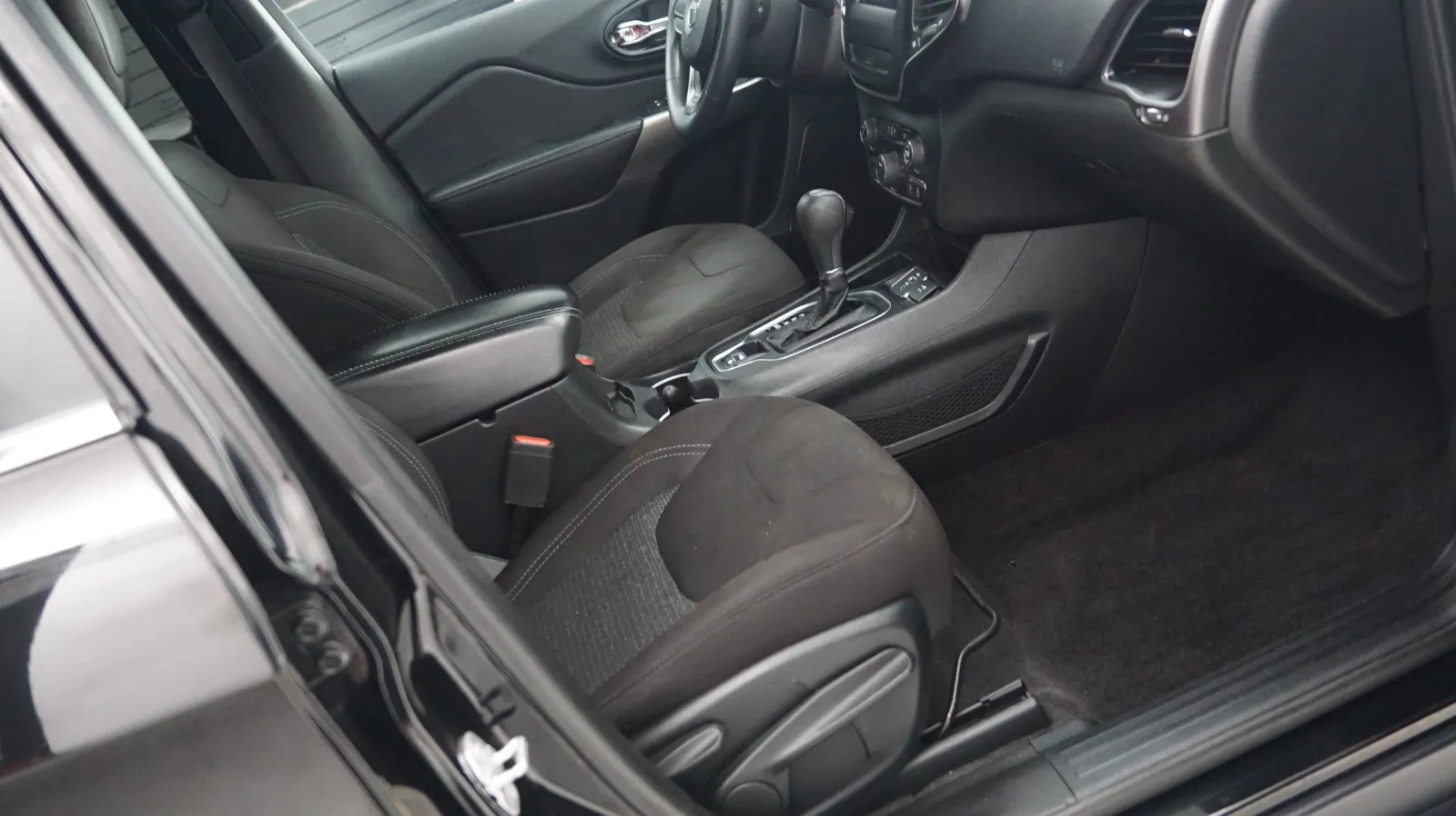 More photos of 2019 Jeep Cherokee Latitude at Auto City, CA