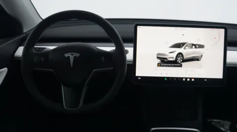 More photos of 2022 Tesla Model Y Long Range at Auto City, CA