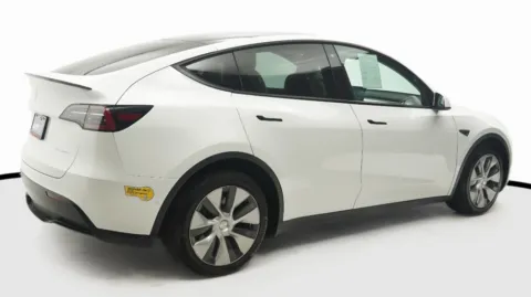 More photos of 2022 Tesla Model Y Long Range at Auto City, CA