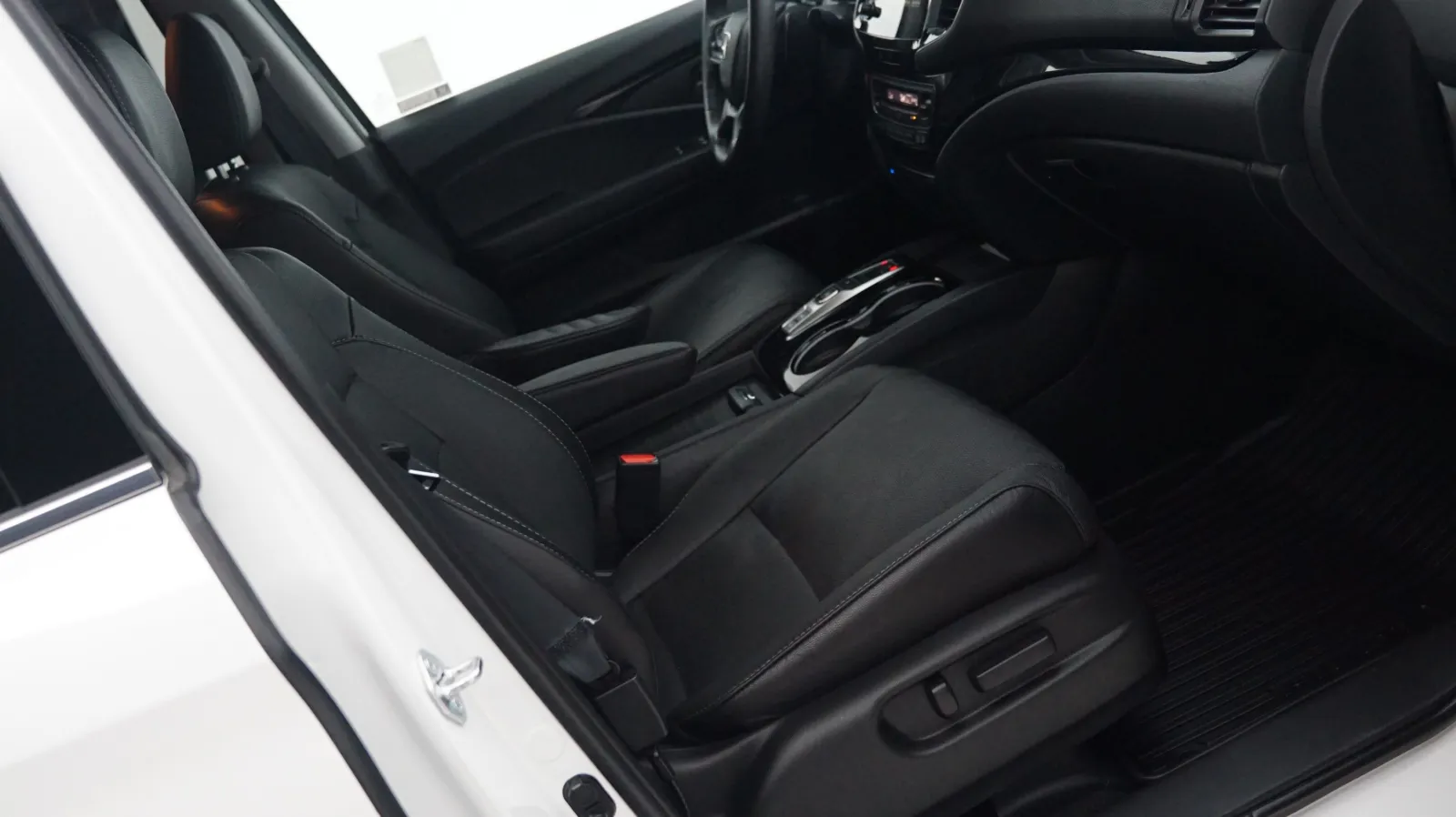 More photos of 2021 Honda Pilot Elite at Auto City, CA