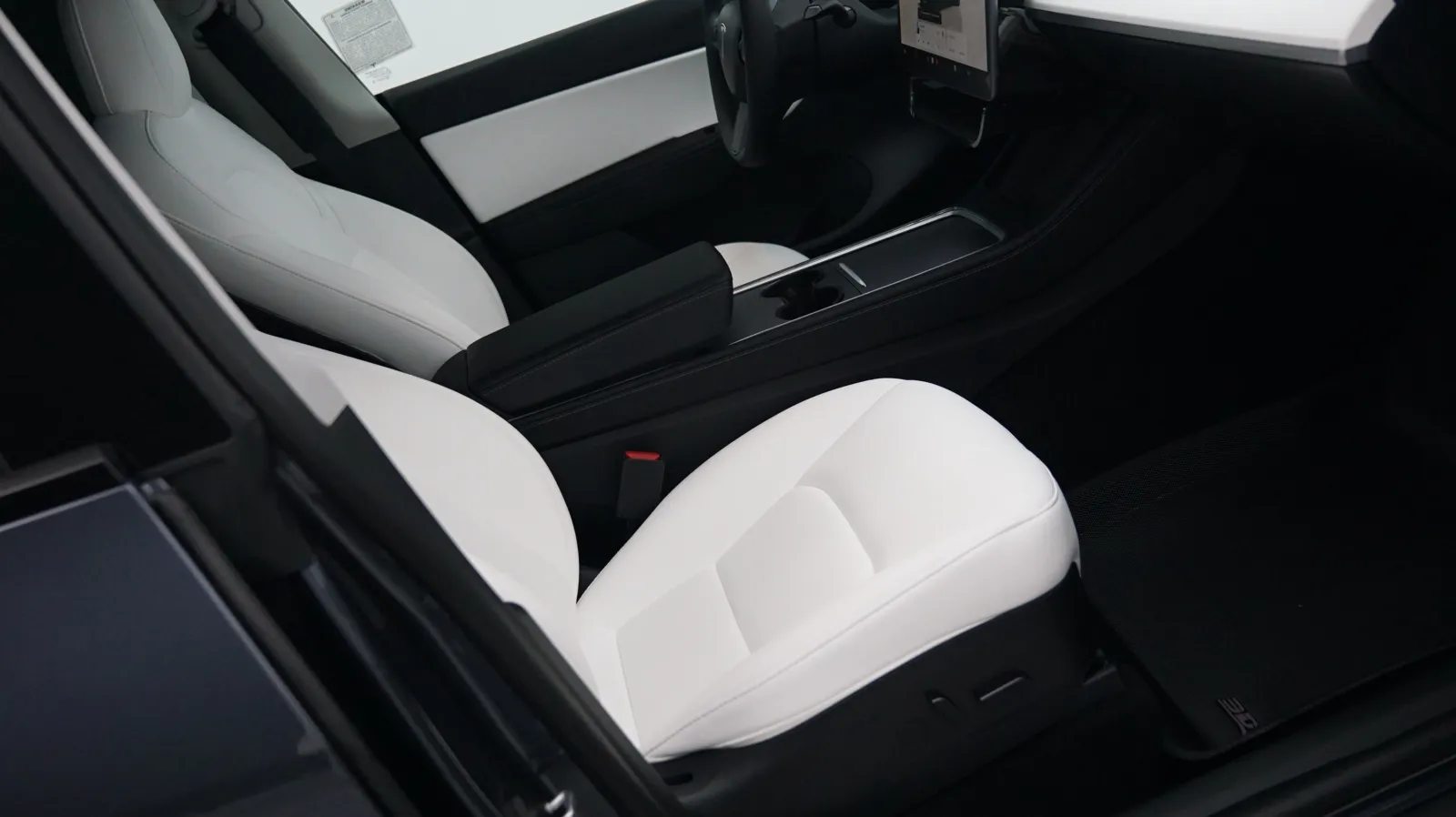 More photos of 2022 Tesla Model Y Long Range at Auto City, CA