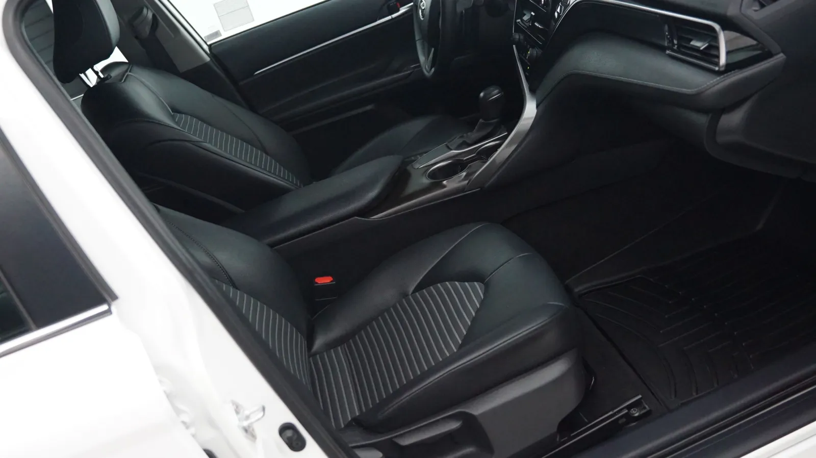 More photos of 2021 Toyota Camry SE at Auto City, CA