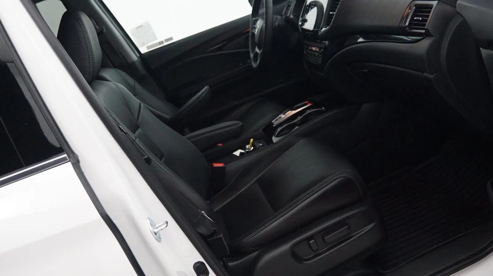 More photos of 2022 Honda Pilot Touring 7-Passenger at Auto City, CA