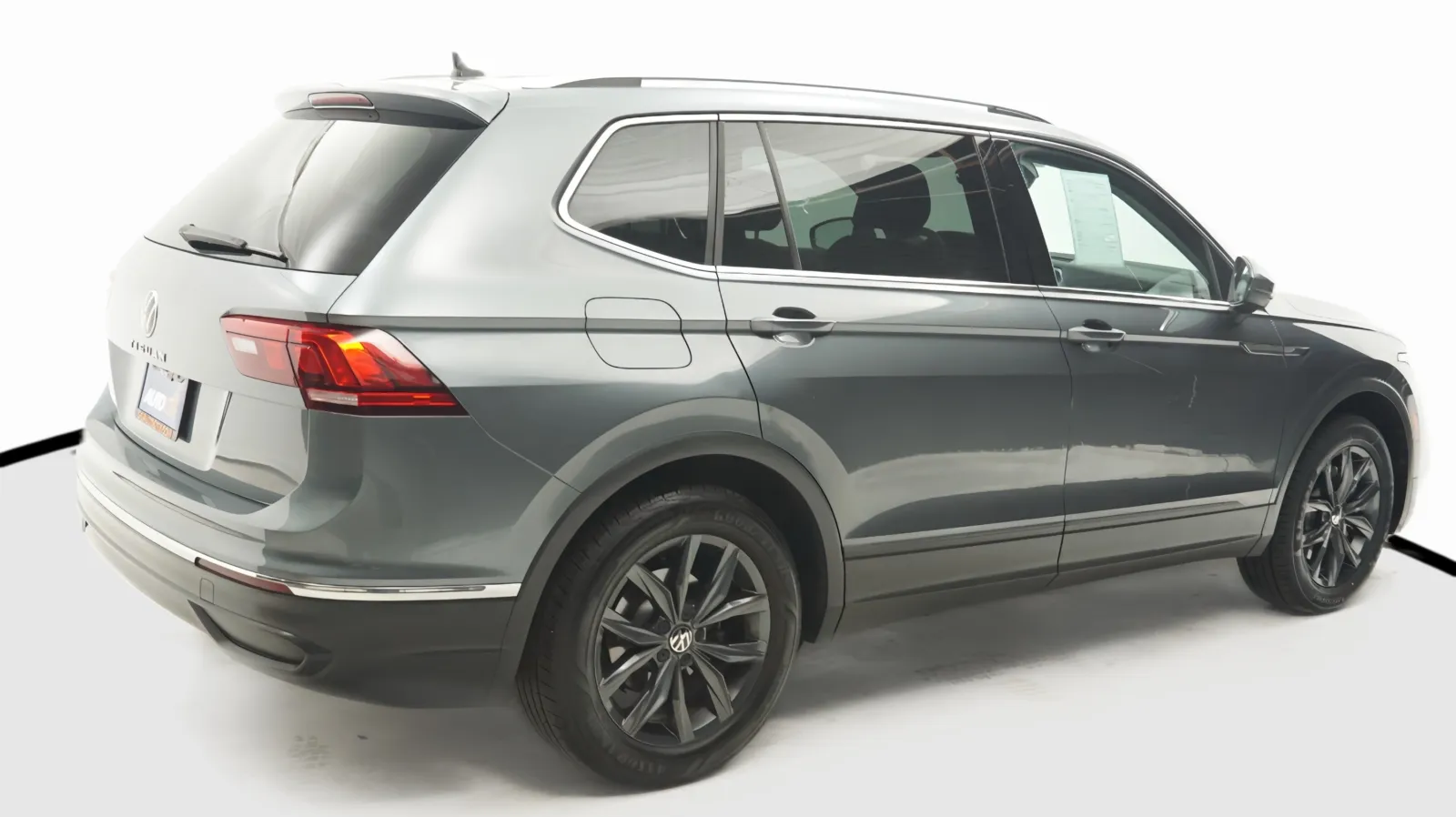 More photos of 2023 Volkswagen Tiguan SE at Auto City, CA