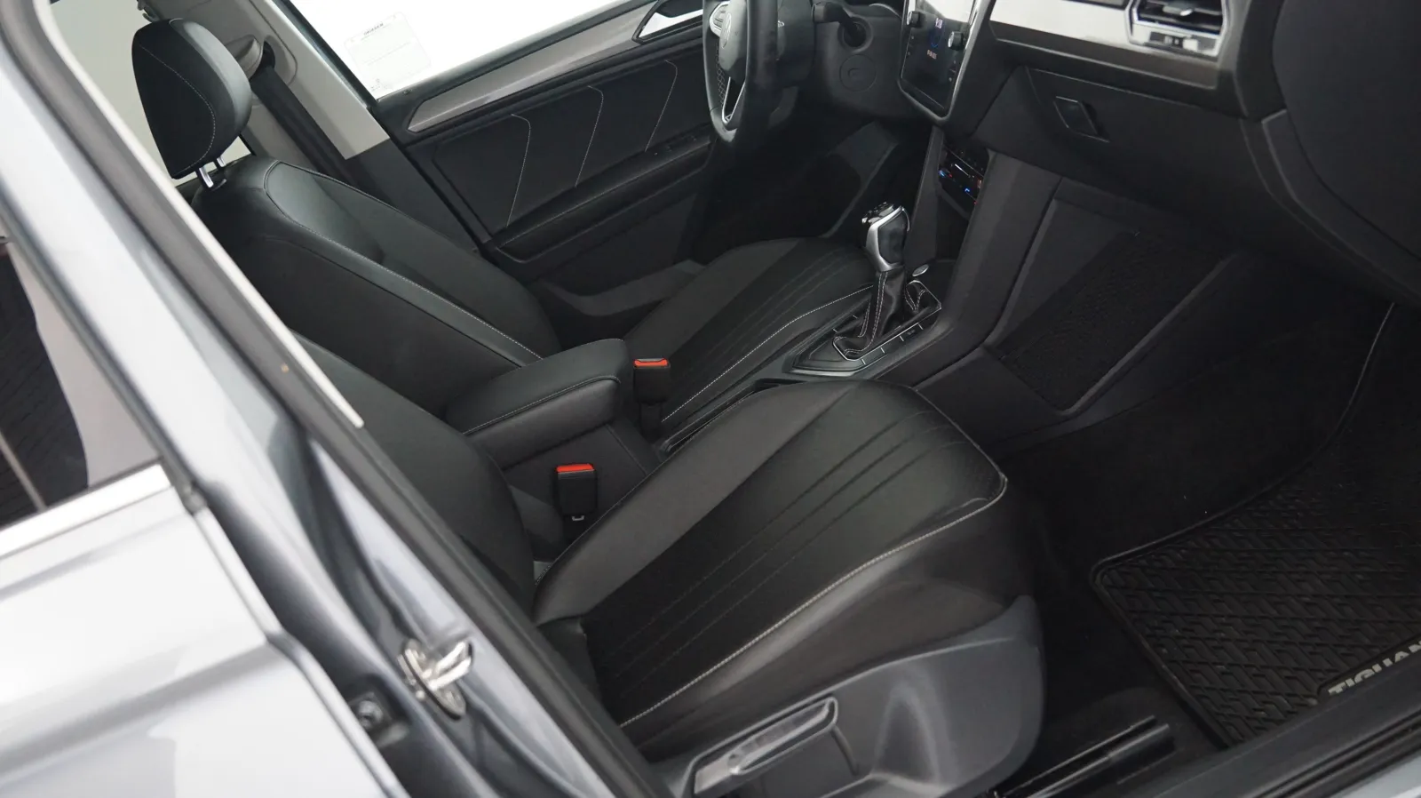 More photos of 2023 Volkswagen Tiguan SE at Auto City, CA