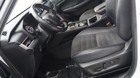 More photos of 2023 Mitsubishi Outlander SE at Auto City, CA