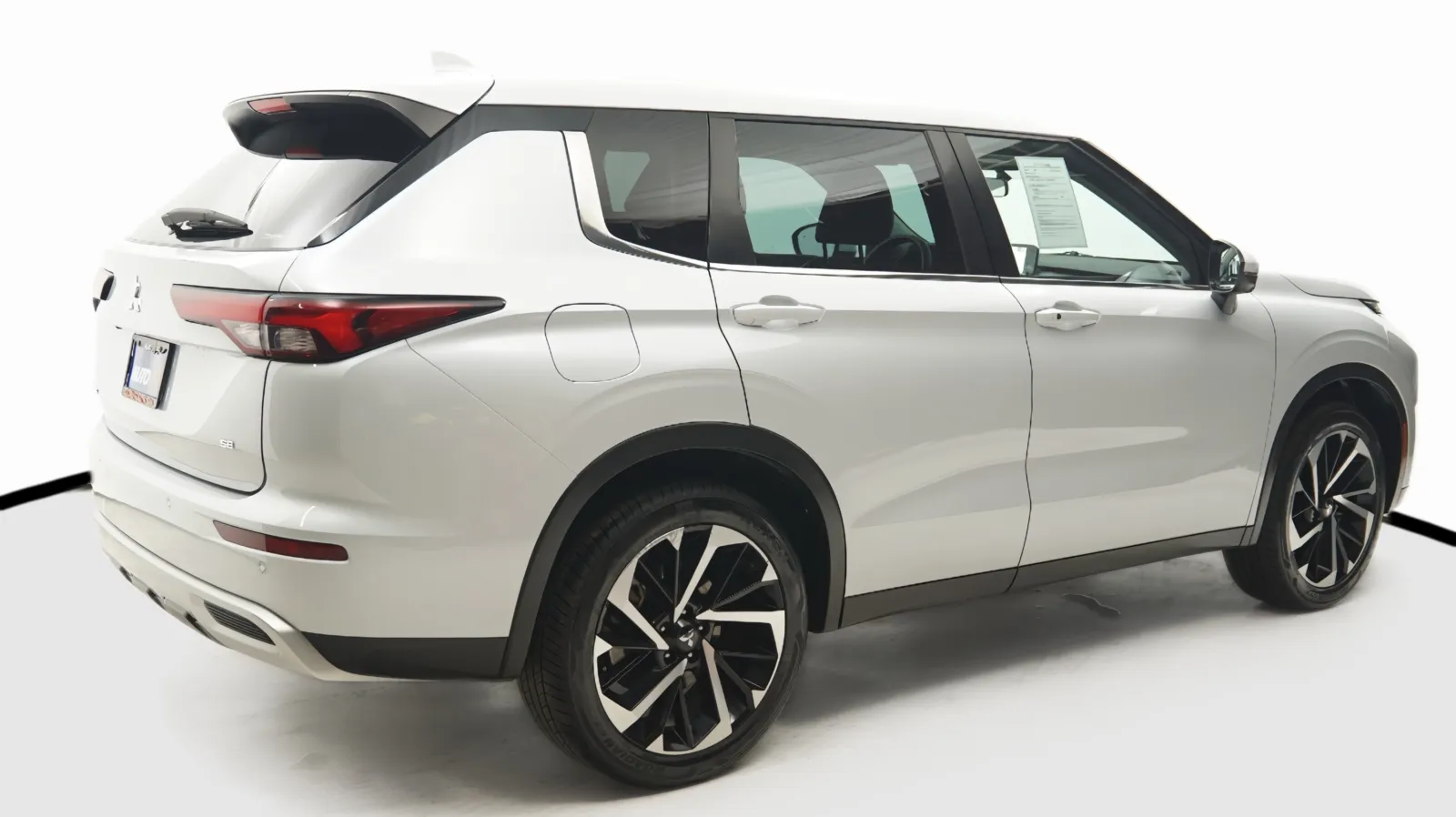 More photos of 2023 Mitsubishi Outlander SE at Auto City, CA