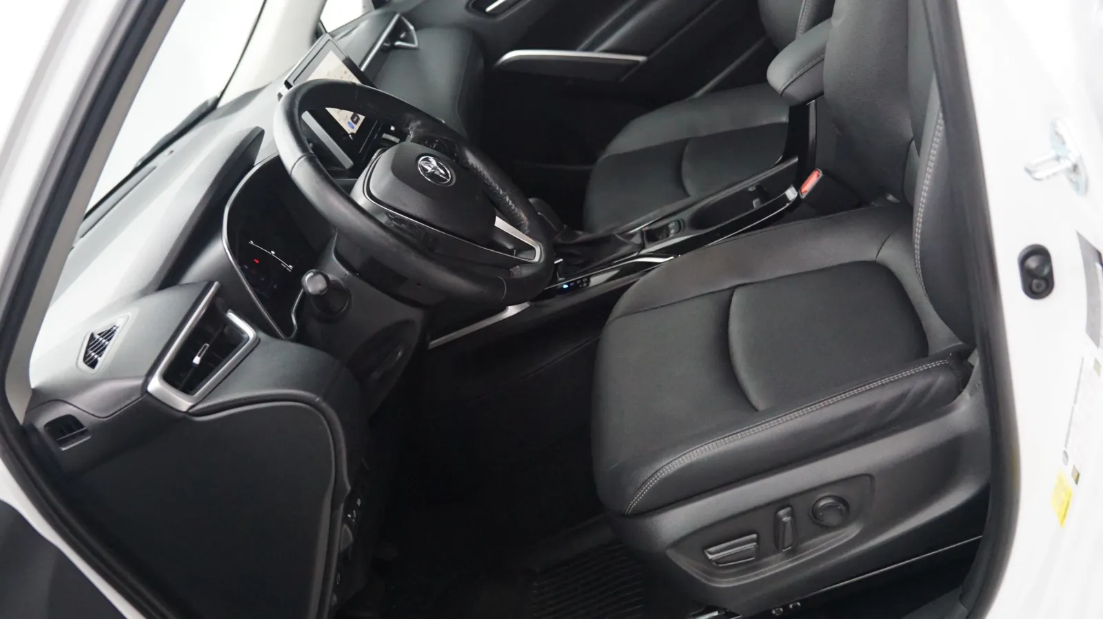 More photos of 2023 Toyota Corolla Cross XLE at Auto City, CA