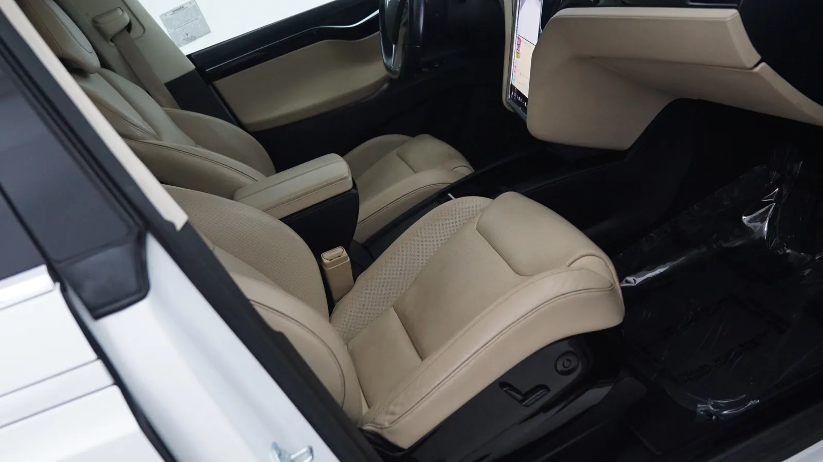 More photos of 2016 Tesla Model X 90D at Auto City, CA
