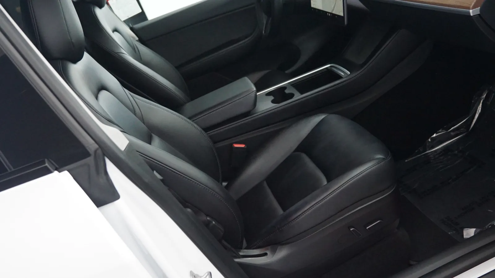 More photos of 2022 Tesla Model Y Long Range at Auto City, CA