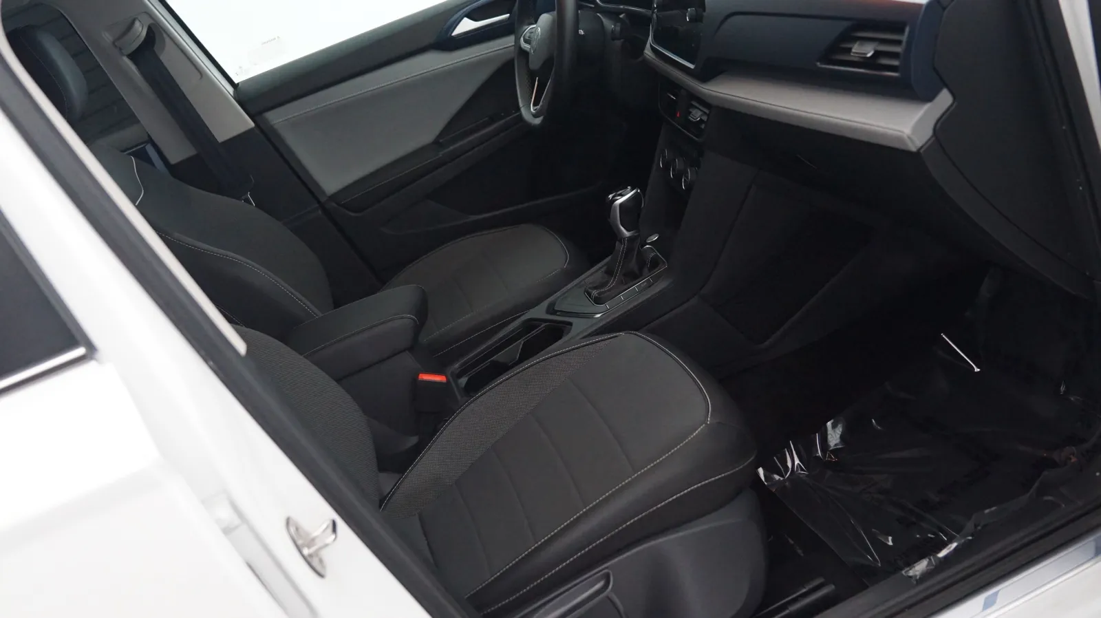 More photos of 2024 Volkswagen Taos SE at Auto City, CA