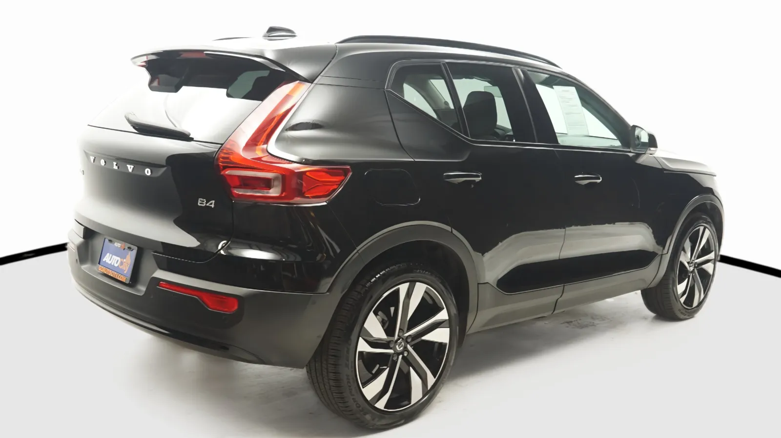 More photos of 2023 Volvo XC40 Plus Dark Theme at Auto City, CA