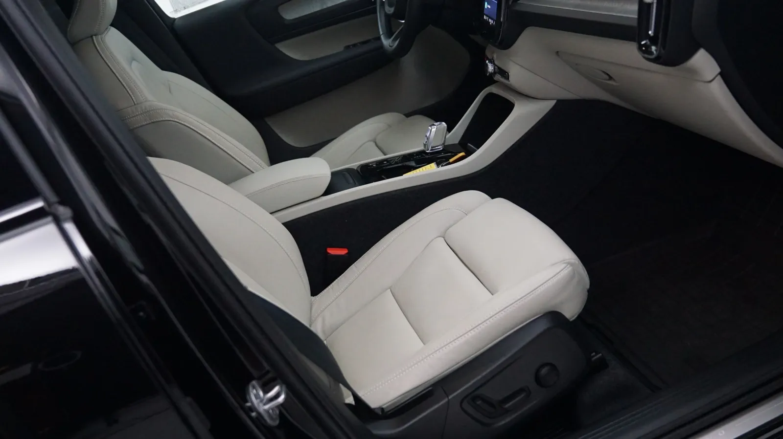 More photos of 2023 Volvo XC40 Plus Dark Theme at Auto City, CA