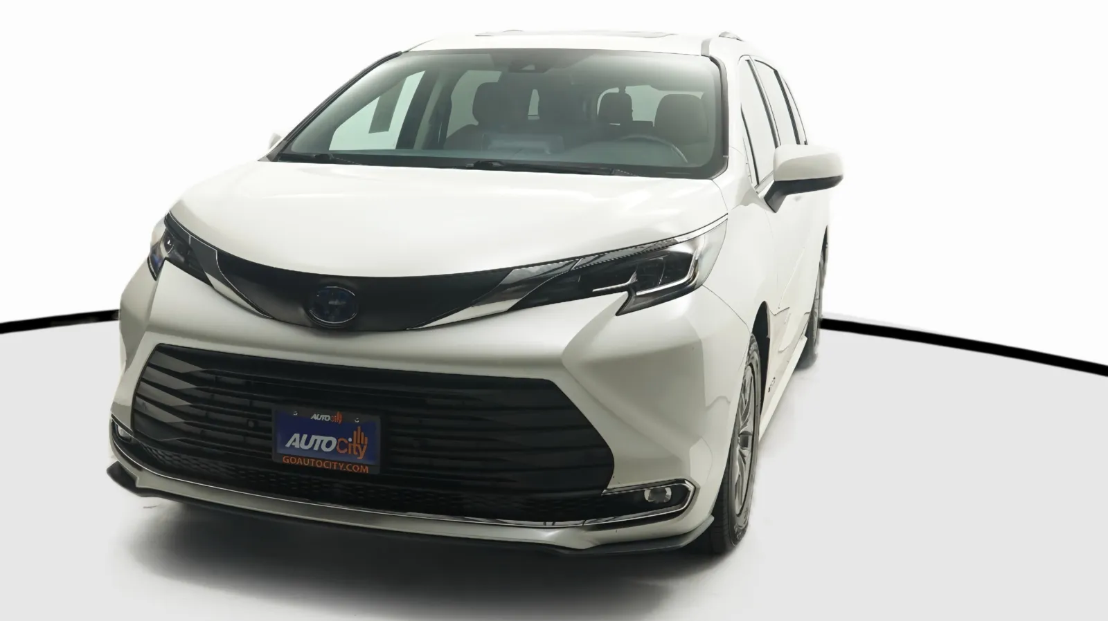 White 2021 Toyota Sienna XLE for sale in El Cajon, CA
