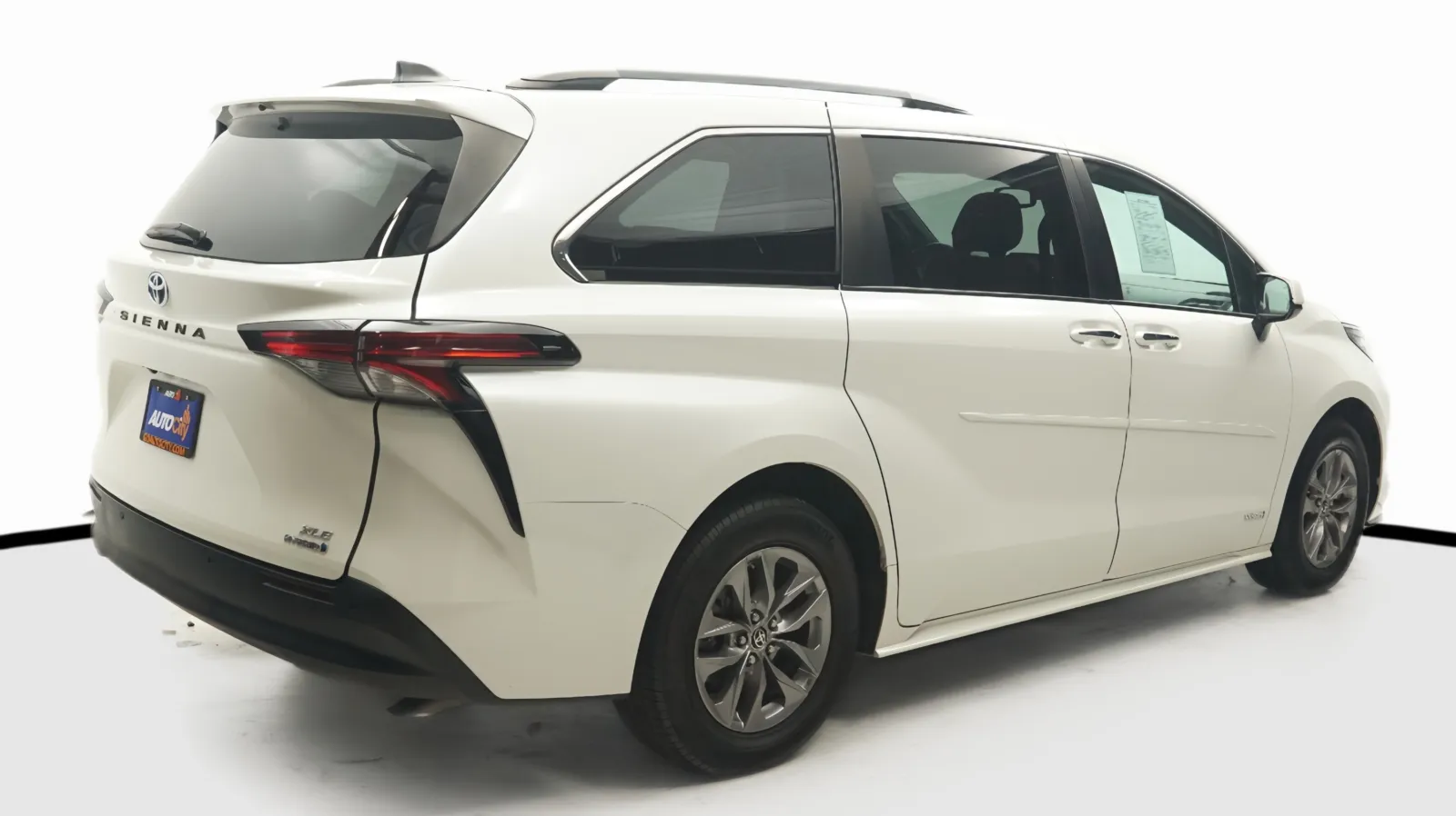 More photos of 2021 Toyota Sienna XLE at Auto City, CA