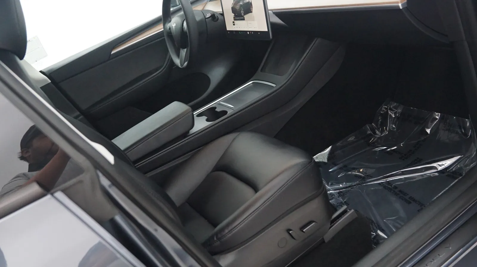 More photos of 2022 Tesla Model Y Long Range at Auto City, CA