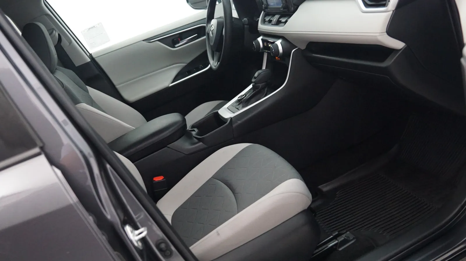 More photos of 2022 Toyota RAV4 Hybrid XLE at Auto City, CA
