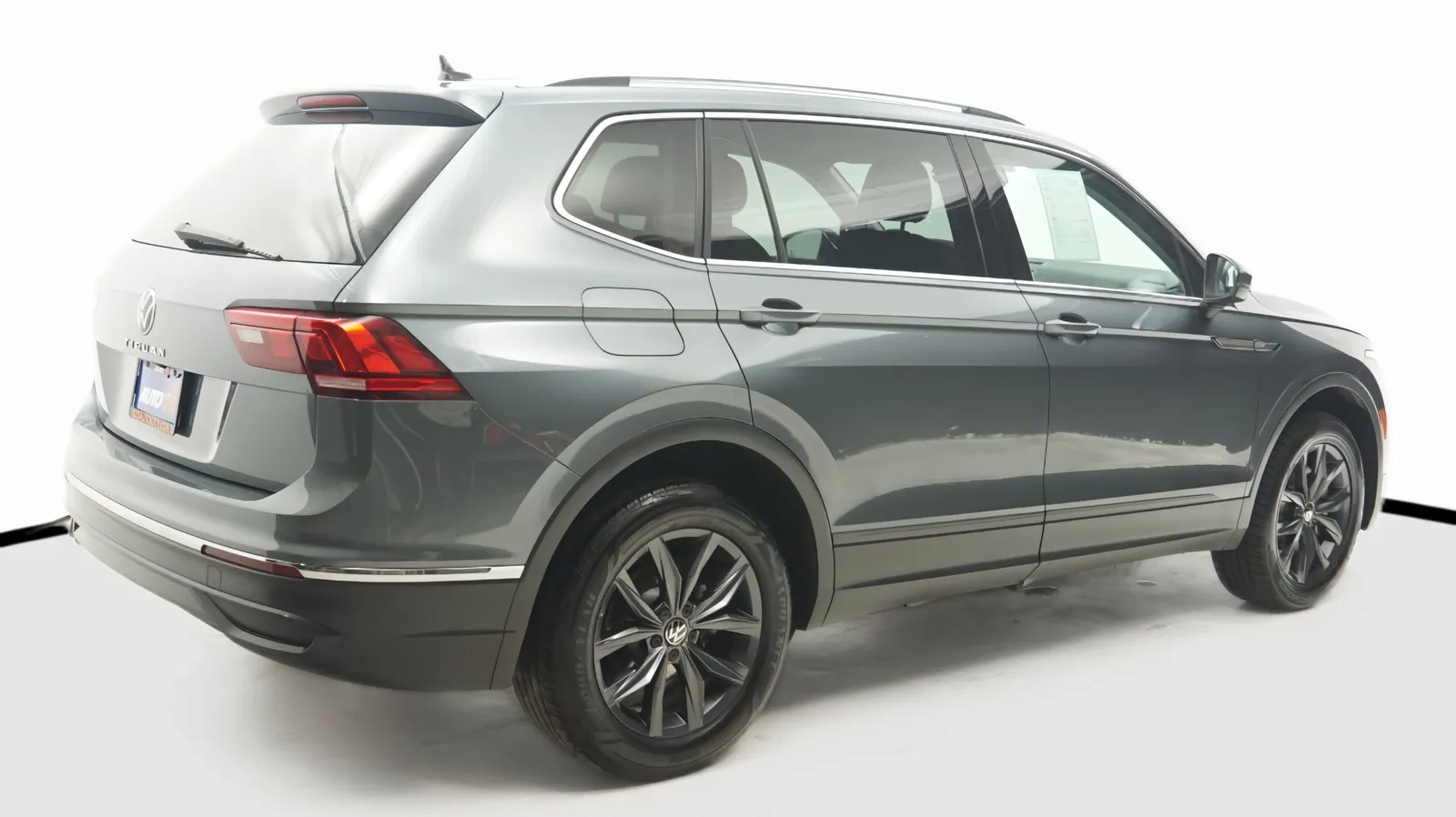 More photos of 2024 Volkswagen Tiguan SE at Auto City, CA