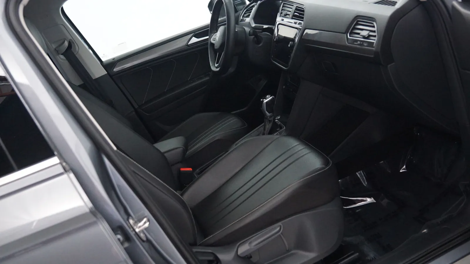 More photos of 2024 Volkswagen Tiguan SE at Auto City, CA
