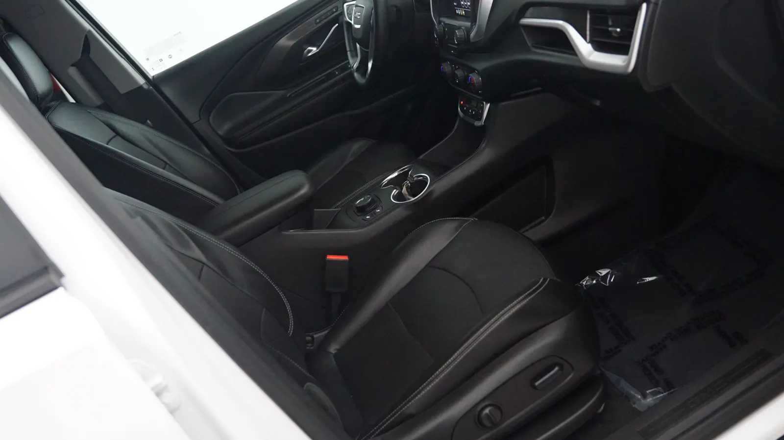 More photos of 2023 GMC Terrain SLT at Auto City, CA
