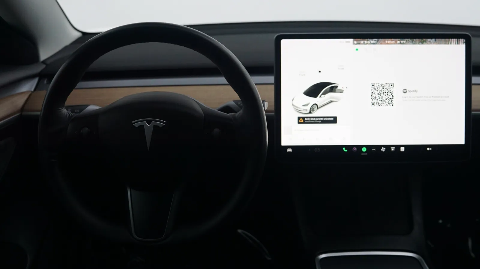 More photos of 2021 Tesla Model 3 Standard Range Plus at Auto City, CA
