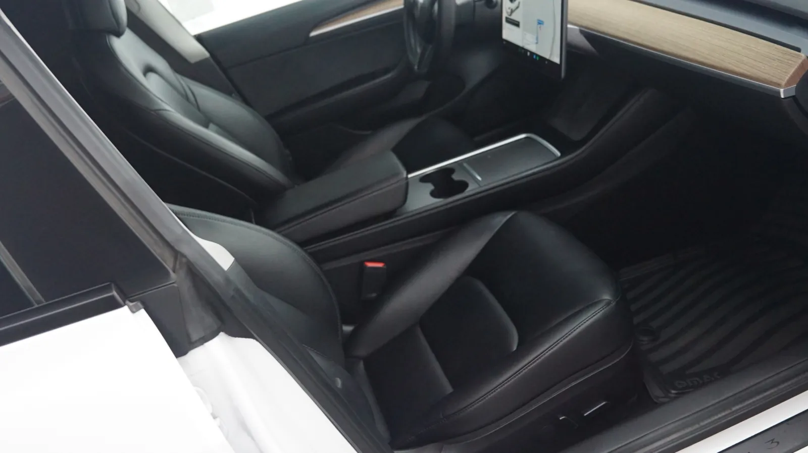More photos of 2021 Tesla Model 3 Standard Range Plus at Auto City, CA