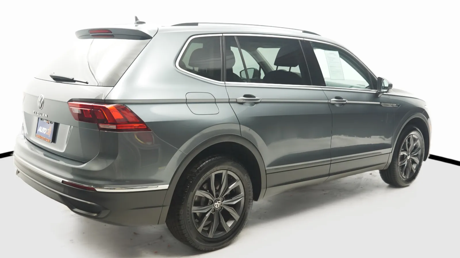 More photos of 2022 Volkswagen Tiguan SE at Auto City, CA