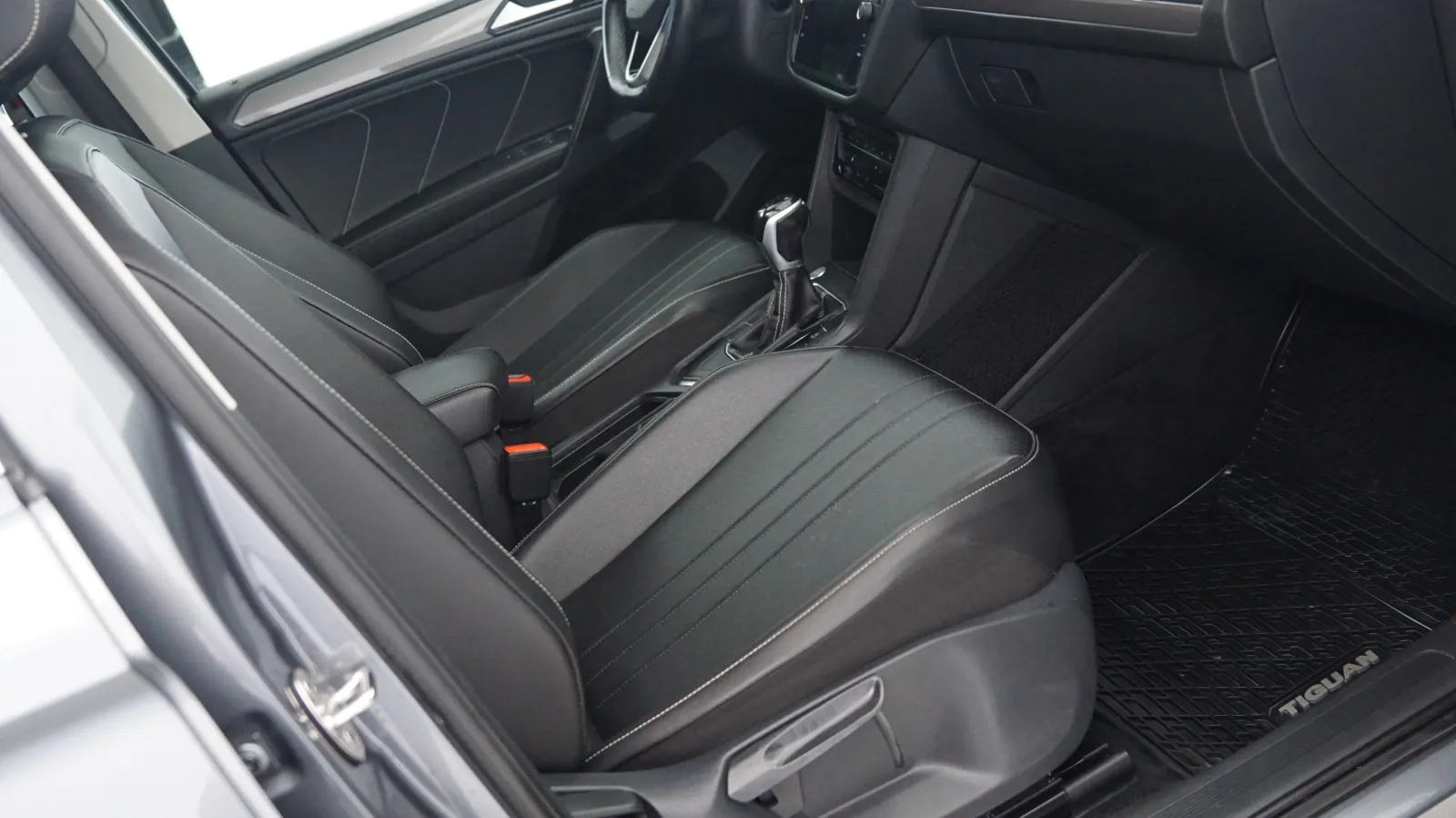 More photos of 2022 Volkswagen Tiguan SE at Auto City, CA